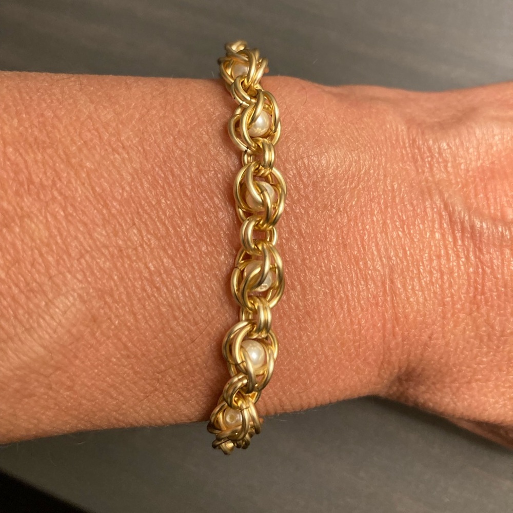 Gold toned bracelet - costume jewelry with imitation pearls - 7 inches